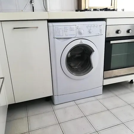 Guesthost - Cozy In Lägenhet