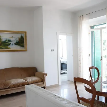 Guesthost - Cozy In *